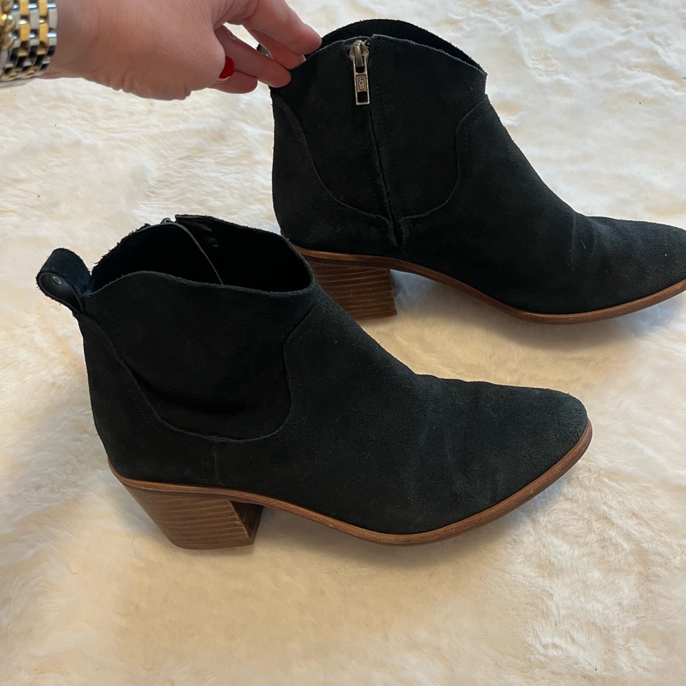 Beautiful UGG suede kingsburg ankle booties.